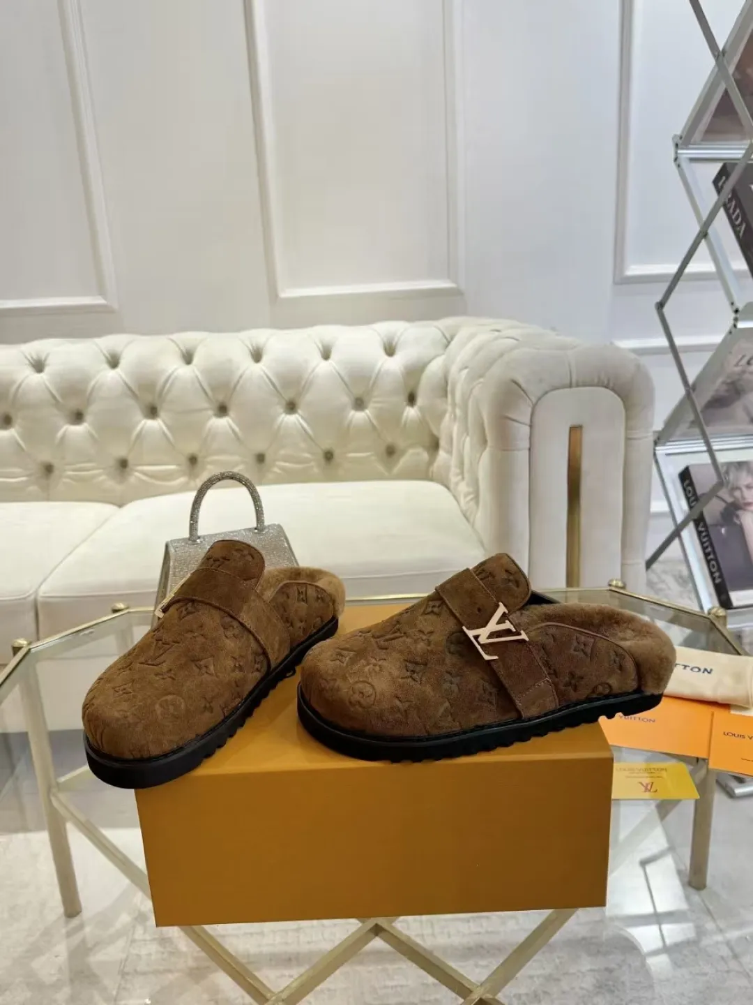 p600✨ LV Couple’s Wool Slippers｜Full of high-end feel, the soles of your feet are luxurious✨ We have achieved the ultimate restoration of the "higher version" of this pair of LV classic toe-toe slippers! 👫💫 🌟 The core advantages are clear at a glance: ✔️ Original jacquard + cowhide fabric, delicate texture, high-end at first glance; ✔️ 280% pure wool lining, wearing barefoot is like stepping on clouds ☁️, soft and skin-friendly and not sweaty; ✔️ Non-slip rubber bottom + three-dimensional toe design, super stable for walking, fashionable and practical!  👀 Must-have attention to detail: Belt buckle + classic LV presbyopic elements, revealing the aura of a big-name brand in a low-key manner ~ Whether it is a couple dating or a trip with besties, both of them are the focus when they go out👟💖 ✨ Easily match the wardrobe: jeans + sweaters, lazy and casual style ✔️ Coat + skirt, refined and elegant ✔️ One pair of shoes can handle a variety of styles, and the sense of luxury is never artificial ~ #LV slippers #couple outfit #High-End Customization #Quality Shoes Recommendation Fabric: Yangjing/classic jacquard fabric Lining: Imported wool lining Sole: Original rubber sole Size: Female 35-41 Male 38-46